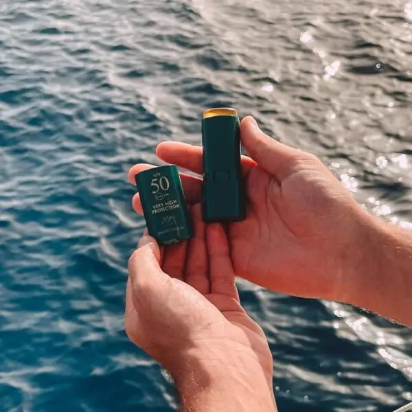 أفضل مرطب شفايف طبيعي – غني بزيت الأفوكادو وفيتامين E