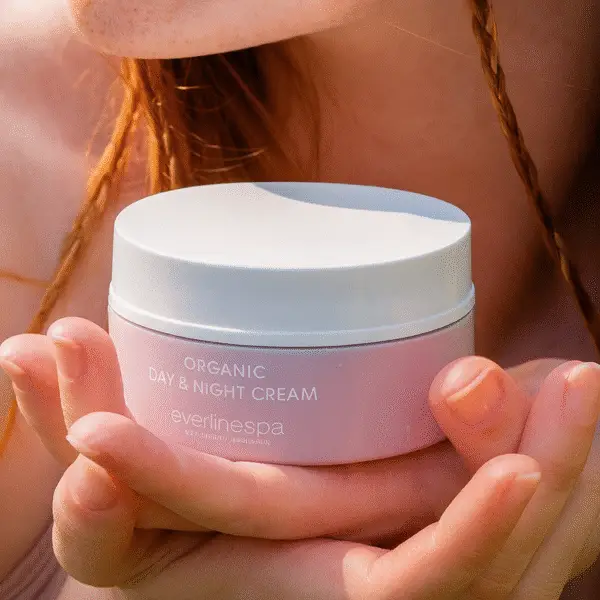 كريم ترطيب طبيعي للوجه يحمي البشرة نهاراً ويجددها ليلاً