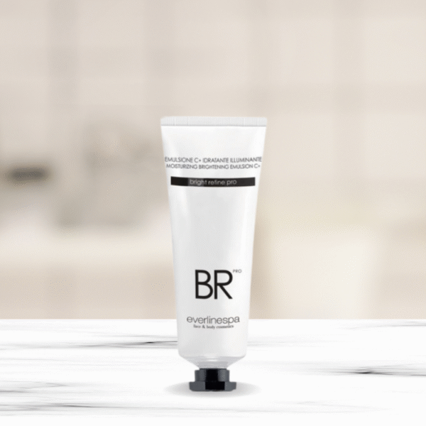 صورة توضح فوائد كريم تفتيح الوجه في تقليل البقع الداكنة وتوحيد اللون