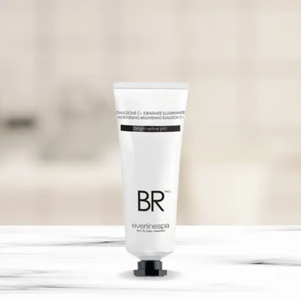 صورة توضح فوائد كريم تفتيح الوجه في تقليل البقع الداكنة وتوحيد اللون